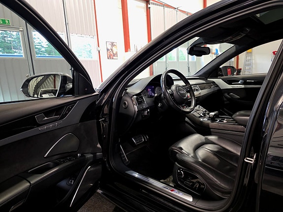 Audi S8 12 of 30