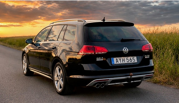 Volkswagen Golf Alltrack 2 of 3