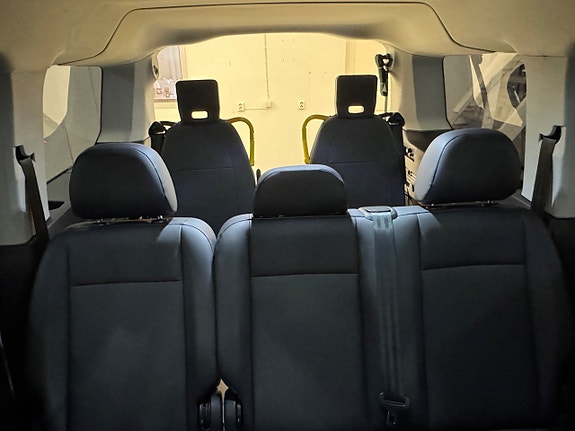 Volkswagen Caddy Maxi 27 of 30