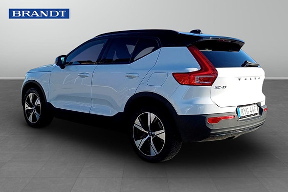 Volvo XC40 2 of 5