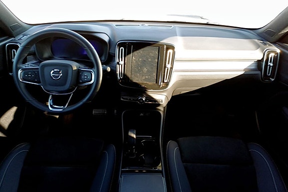 Volvo XC40 4 of 5