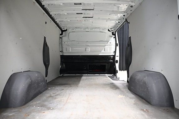 Nissan NV300 8 of 28