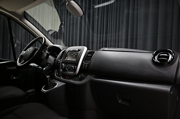 Nissan NV300 21 of 28