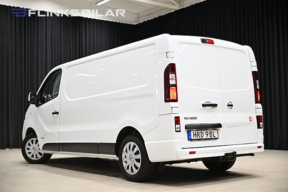 Nissan NV300 4 of 28