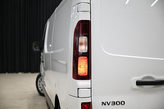 Nissan NV300 10 of 28