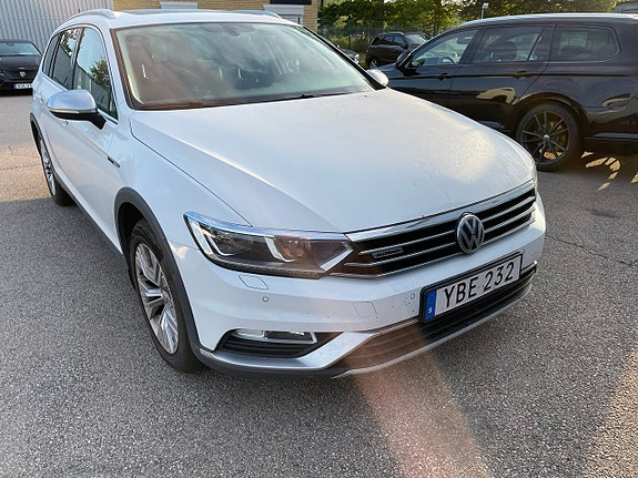 Volkswagen Passat Alltrack 2 of 2