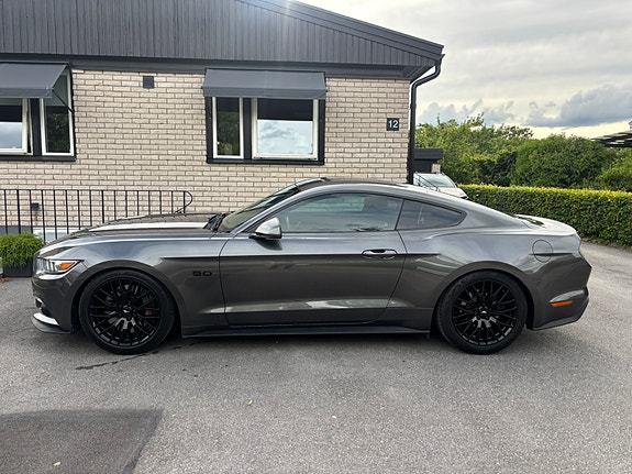 Ford Mustang 2 of 4