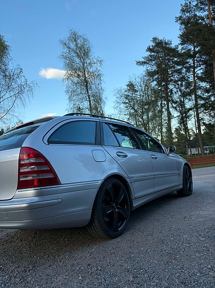 Mercedes-Benz C220 2 of 5