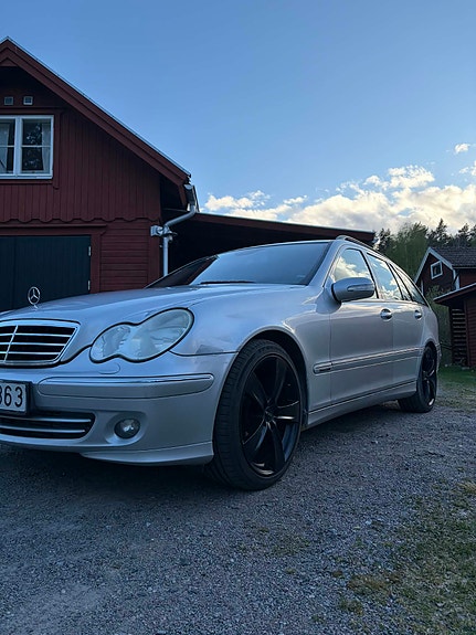 Mercedes-Benz C220 4 of 5