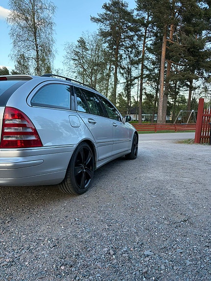 Mercedes-Benz C220 3 of 5