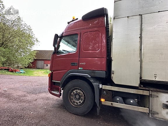 Volvo FM-440 6X2 djurtransport enplans 9 of 27