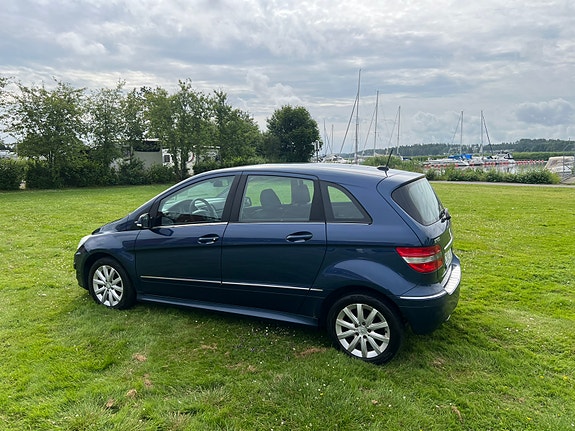 Mercedes-Benz B180 2 of 5