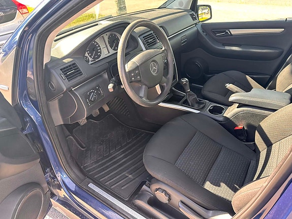 Mercedes-Benz B180 5 of 5
