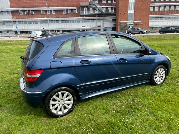 Mercedes-Benz B180 3 of 5