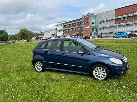 Mercedes-Benz B180 4 of 5