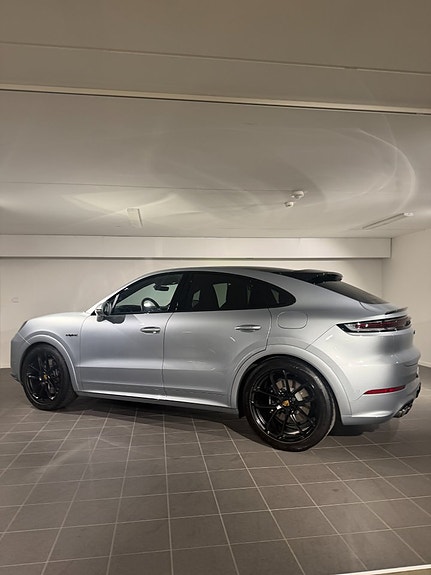 Porsche Cayenne 3 of 5