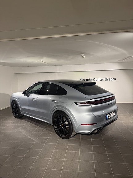 Porsche Cayenne 4 of 5