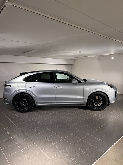 Porsche Cayenne 2 of 5
