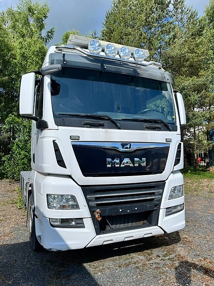 MAN TGX 35.500 8x4 2 of 24