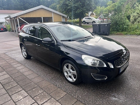 Volvo V60 2 of 5
