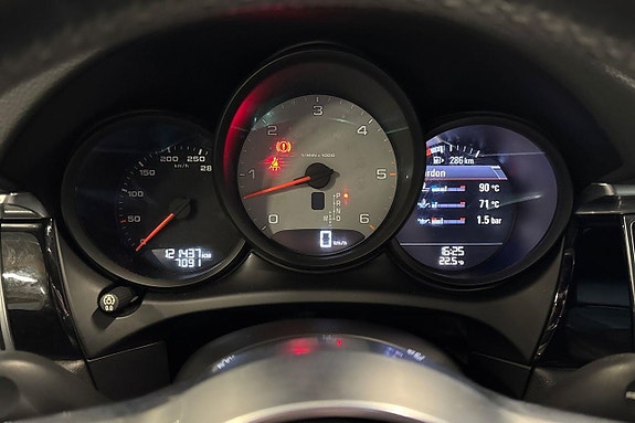 Porsche Macan S 17 of 28