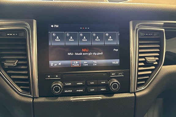 Porsche Macan S 16 of 28