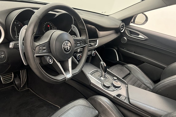 Alfa Romeo Giulia 8 of 28