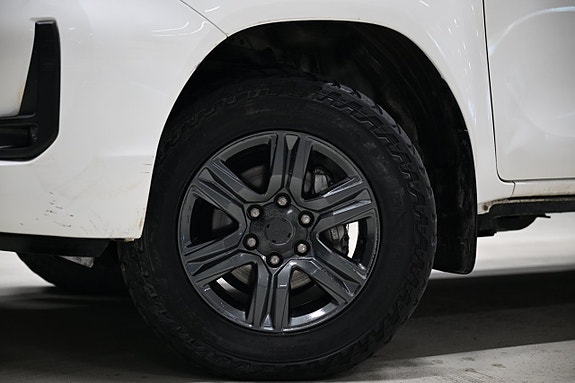 Toyota HiLux 2 of 30