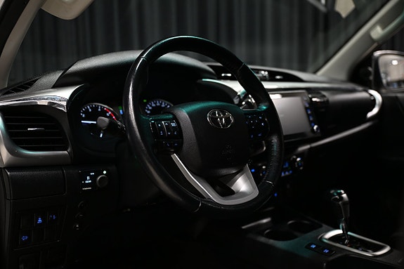 Toyota HiLux 16 of 30