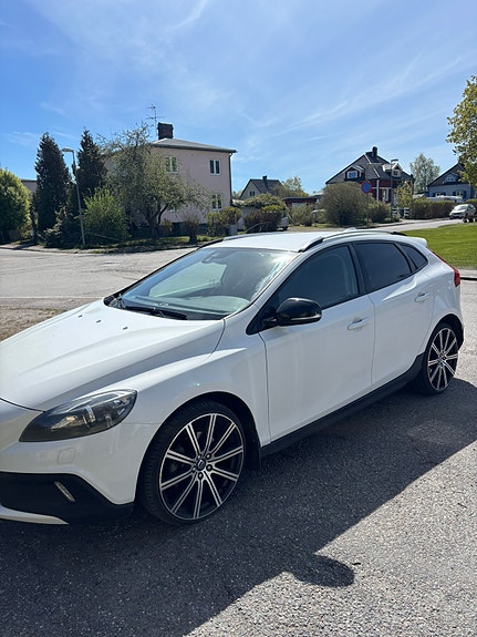 Volvo V40 Cross Country 3 of 5