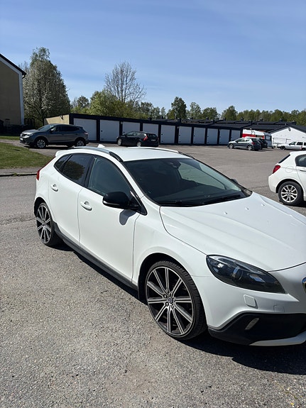 Volvo V40 Cross Country 2 of 5