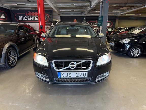 Volvo V70 2 of 5