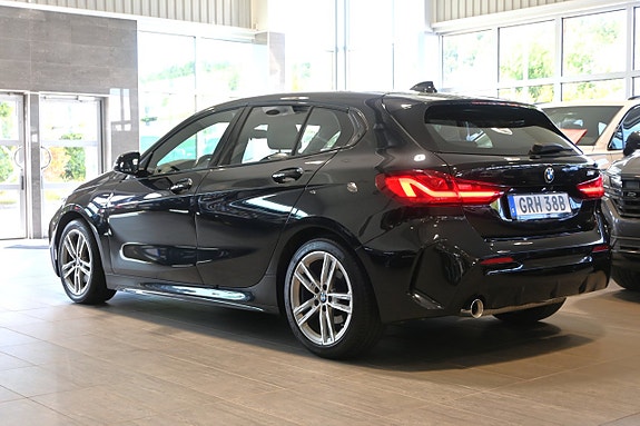 BMW 118i 3 of 5