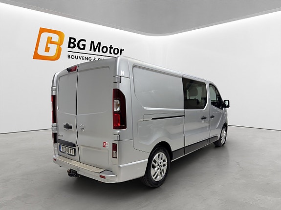 Nissan NV300 4 of 5
