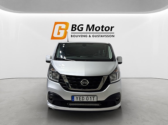 Nissan NV300 2 of 5