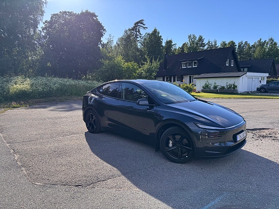 Tesla Model Y 3 of 5