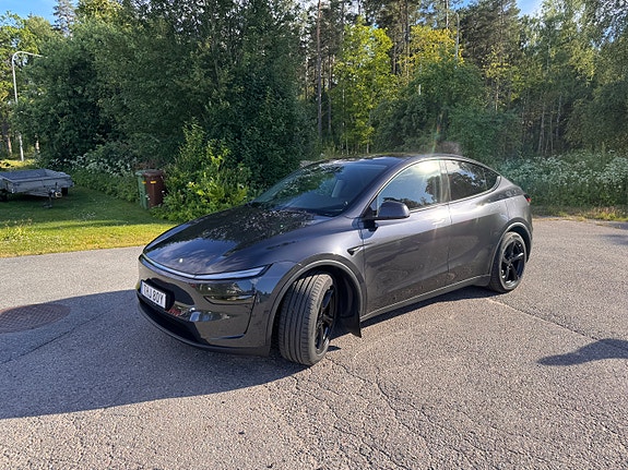 Tesla Model Y 2 of 5