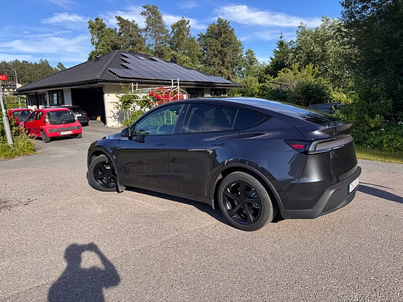 Tesla Model Y 5 of 5