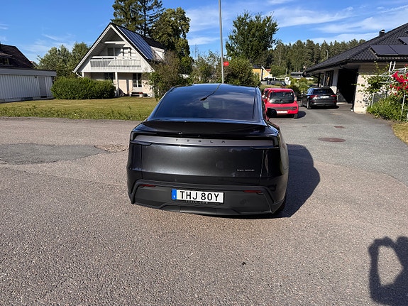 Tesla Model Y 4 of 5
