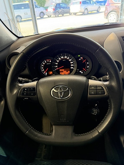 Toyota RAV4 9 of 18