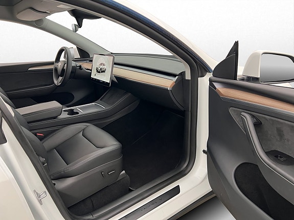 Tesla Model Y 18 of 30
