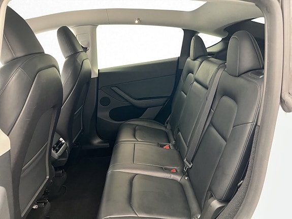 Tesla Model Y 20 of 30