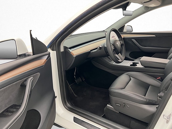 Tesla Model Y 12 of 30