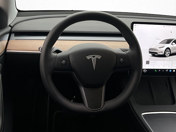 Tesla Model Y 14 of 30