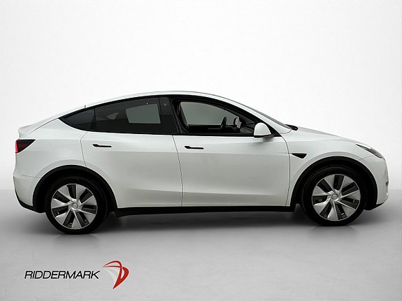 Tesla Model Y 10 of 30