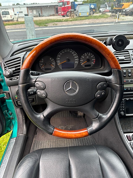 Mercedes-Benz CLK230 5 of 5
