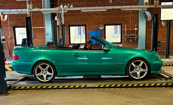 Mercedes-Benz CLK230 2 of 5