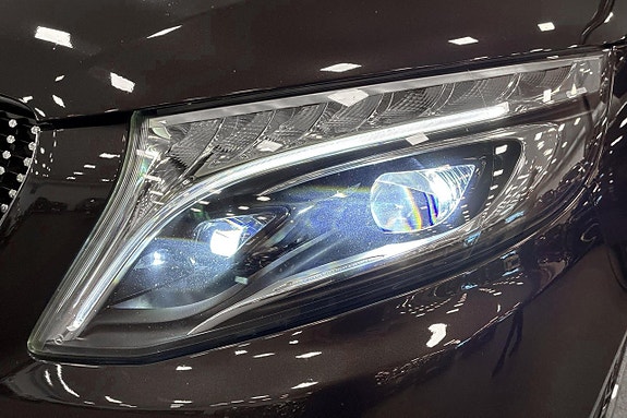 Mercedes-Benz V300 28 of 29