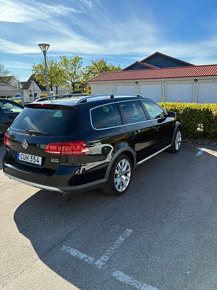 Volkswagen Passat Alltrack 2 of 7