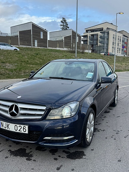 Mercedes-Benz C180 2 of 12